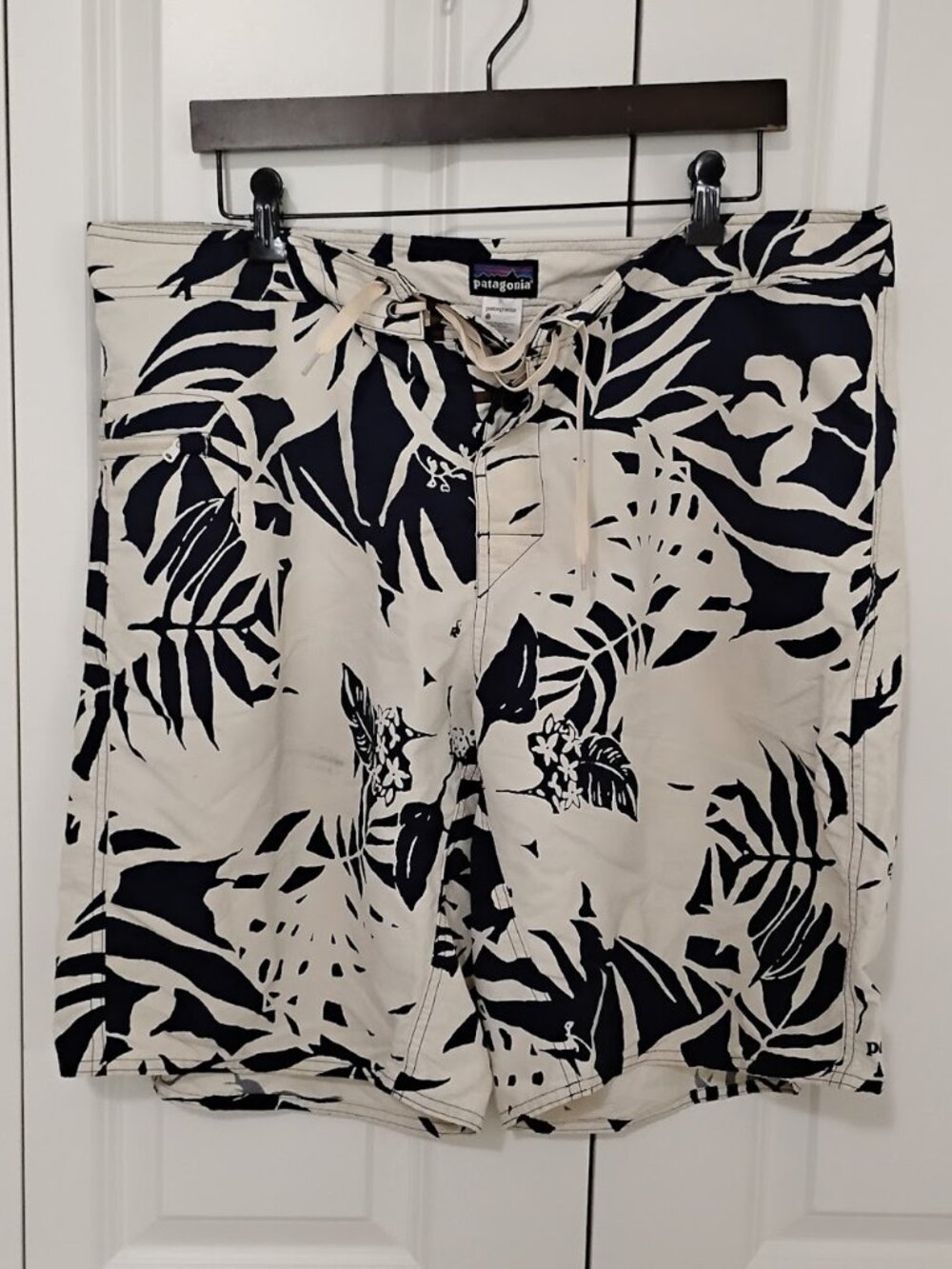 Patagonia Men's Off-White Black Tropical Floral Wavefarer Board Shorts Size 36